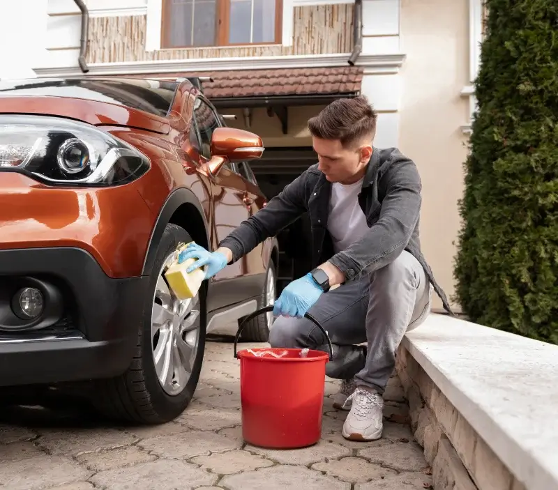 Lavage auto à domicile Autheuil-Authouillet : professionnel intervenant sur un véhicule